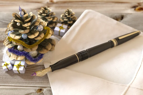 Cono de Navidad con regalos, bolígrafo y carta saludos concepto de vacaciones —  Fotos de Stock