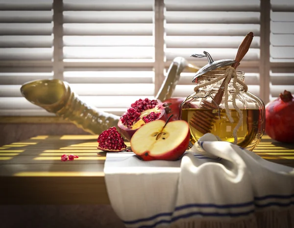 Honey jar with apples and pomegranate for  Rosh Hashana religious holiday — Stock Photo, Image