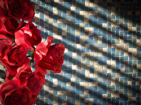 Rote Rose an der gefliesten Wand dekoratives Konzept Hintergrund — Stockfoto