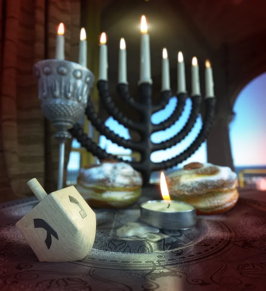 Ханука фон со свечами, пончиками, крутящийся верх — стоковое фото