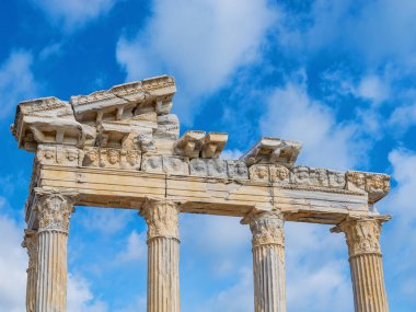 Türkiye 'nin Yanındaki Apollo Tapınağı' nın Antik Harabeleri. Tarihsel Arkeolojik Alandaki Parlak Mavi Bulutlu Gökyüzüne Karşı Görkemli Beyaz Sütunlar ve Ayrıntılı Taş Dondurmaya Yakından Bakış