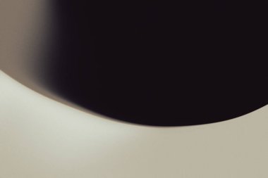 Yumuşak ve atmosferik metalik soyut arka plan pürüzsüz bir gradyan karışımı ve nazikçe dalgalı şekiller içerir. Sıcak şampanya, bronz ve yumuşak altın tonlar modern lüks için zarif bir derinlik yaratmak için parlak nötrlerle birleşir.