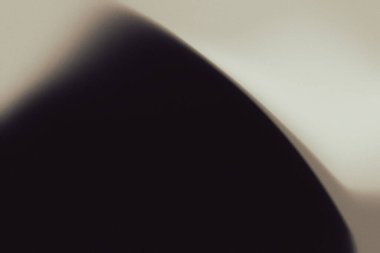 Yumuşak ve atmosferik metalik soyut arka plan pürüzsüz bir gradyan karışımı ve nazikçe dalgalı şekiller içerir. Sıcak şampanya, bronz ve yumuşak altın tonlar modern lüks için zarif bir derinlik yaratmak için parlak nötrlerle birleşir.