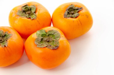 Beyaz arka planda Kaki ve Persimmon meyveleri