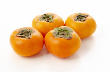 Beyaz arka planda Kaki ve Persimmon meyveleri
