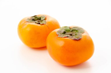 Beyaz arka planda Kaki ve Persimmon meyveleri