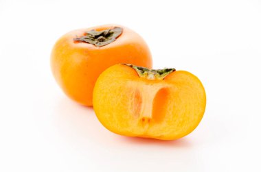 Beyaz arka planda Kaki ve Persimmon meyveleri