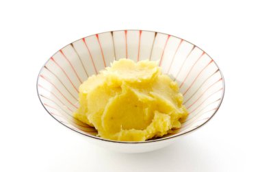 Beyaz arka planda bir kasede patates püresi.