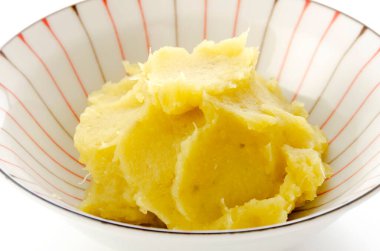 Beyaz arka planda bir kasede patates püresi.