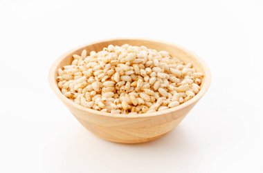 Beyaz arka planda ahşap kasede pilav şişirilmiş.