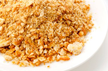 Beyaz tabakta ezilmiş kraker