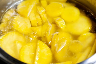 Ocakta haşlanmış tatlı patates.