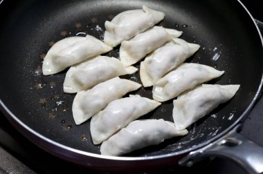 El yapımı hamur köftelerini kızartma tavasında pişir..