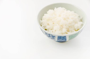 Beyaz arka planda bir kasede pirinç