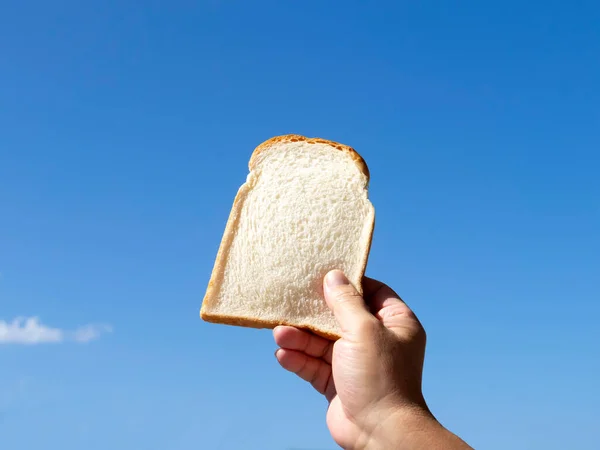손으로 하늘에 식빵을 — 스톡 사진