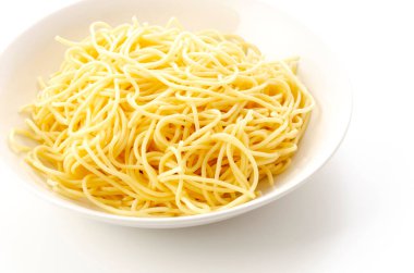 Beyaz Arkaplanda Tabakta Spagetti Eriştesi