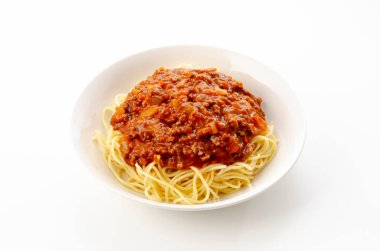 Beyaz arka planda et soslu spagetti.