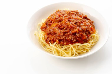 Beyaz arka planda et soslu spagetti.