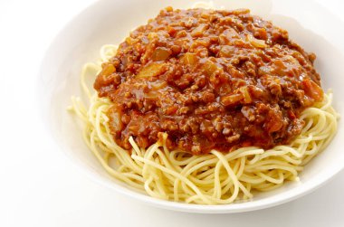 Beyaz arka planda et soslu spagetti.