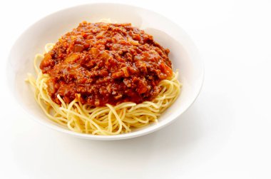 Beyaz arka planda et soslu spagetti.
