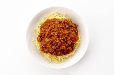 Beyaz arka planda et soslu spagetti.