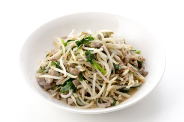 Kızarmış domuz eti, fasulye filizi.