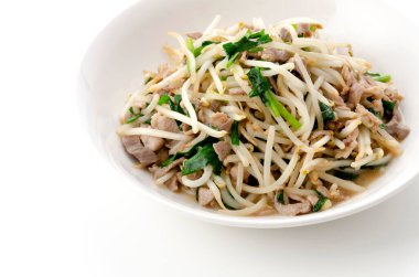 Kızarmış domuz eti, fasulye filizi.