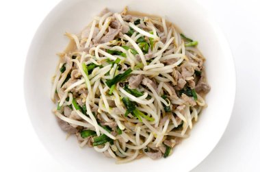 Kızarmış domuz eti, fasulye filizi.