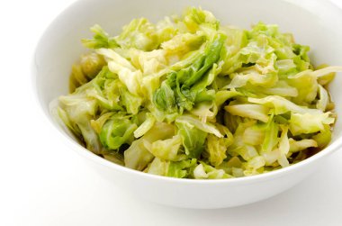 Sarımsak ve zencefilli kızarmış lahana.