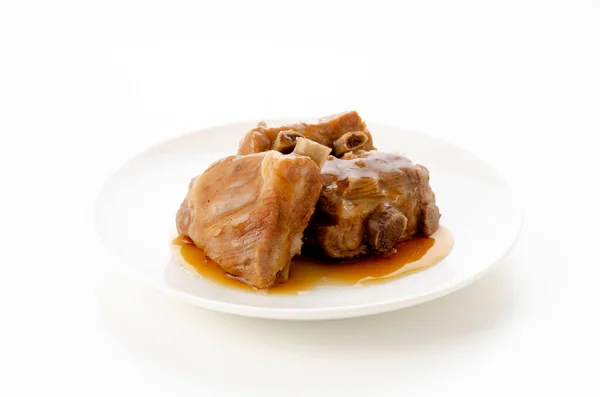 Costillas Cerdo Guisadas Plato Blanco Sobre Fondo Blanco — Foto de Stock