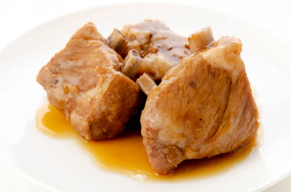 Costillas Cerdo Guisadas Plato Blanco Sobre Fondo Blanco — Foto de Stock