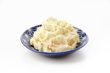 Beyaz arka planda patates salatası.