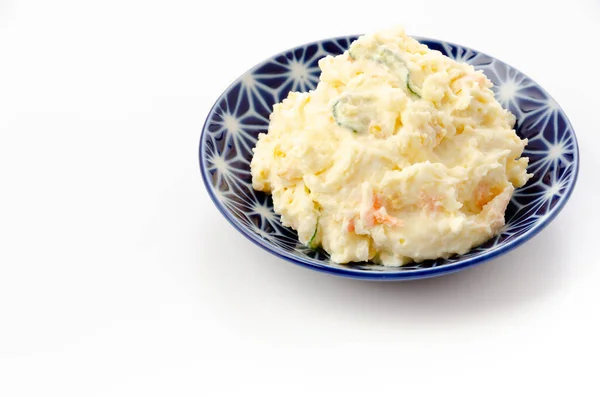Teller Kartoffelsalat Auf Weißem Hintergrund — Stockfoto