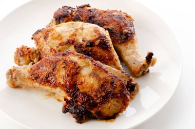 Beyaz arka planda kızarmış tavuk budu.