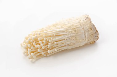 Beyaz arkaplanda Enoki mantarı