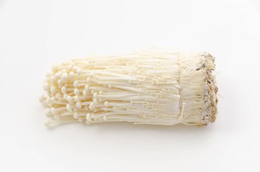 Beyaz arkaplanda Enoki mantarı