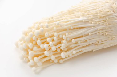 Beyaz arkaplanda Enoki mantarı