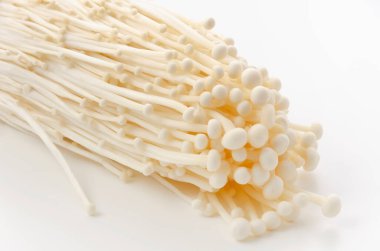 Beyaz arkaplanda Enoki mantarı