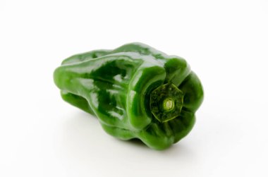 Beyaz arka planda taze dolmalık biberler