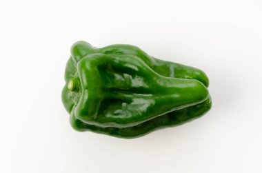 Beyaz arka planda taze dolmalık biberler