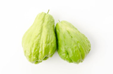 Beyaz arkaplanda taze Chayote