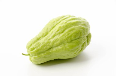 Beyaz arkaplanda taze Chayote