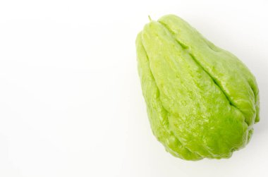 Beyaz arkaplanda taze Chayote
