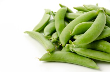 Beyaz arkaplanda şekerli bezelye. 