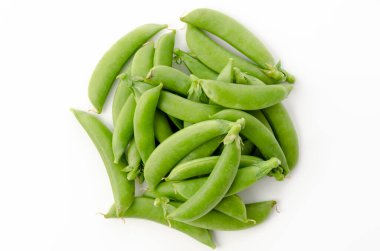 Beyaz arkaplanda şekerli bezelye. 