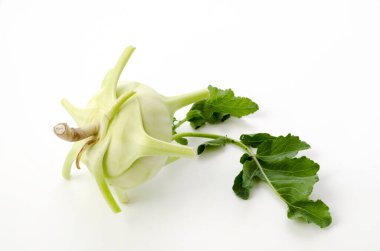 Beyaz arkaplanda taze Kohlrabi
