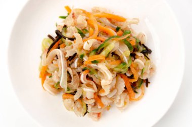 Japon yemeği, Aemono, Mimigar (domuz kulağı) ve erik kombu ve sebzeli.