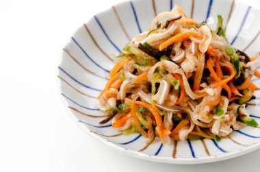 Japon yemeği, Aemono, Mimigar (domuz kulağı) ve erik kombu ve sebzeli.