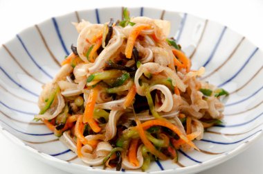 Japon yemeği, Aemono, Mimigar (domuz kulağı) ve erik kombu ve sebzeli.