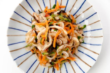 Japon yemeği, Aemono, Mimigar (domuz kulağı) ve erik kombu ve sebzeli.